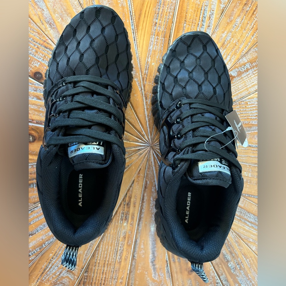 Used Black Lightweight Athletic Men's Shoes in Size 8.5 - Picture 7 of 8